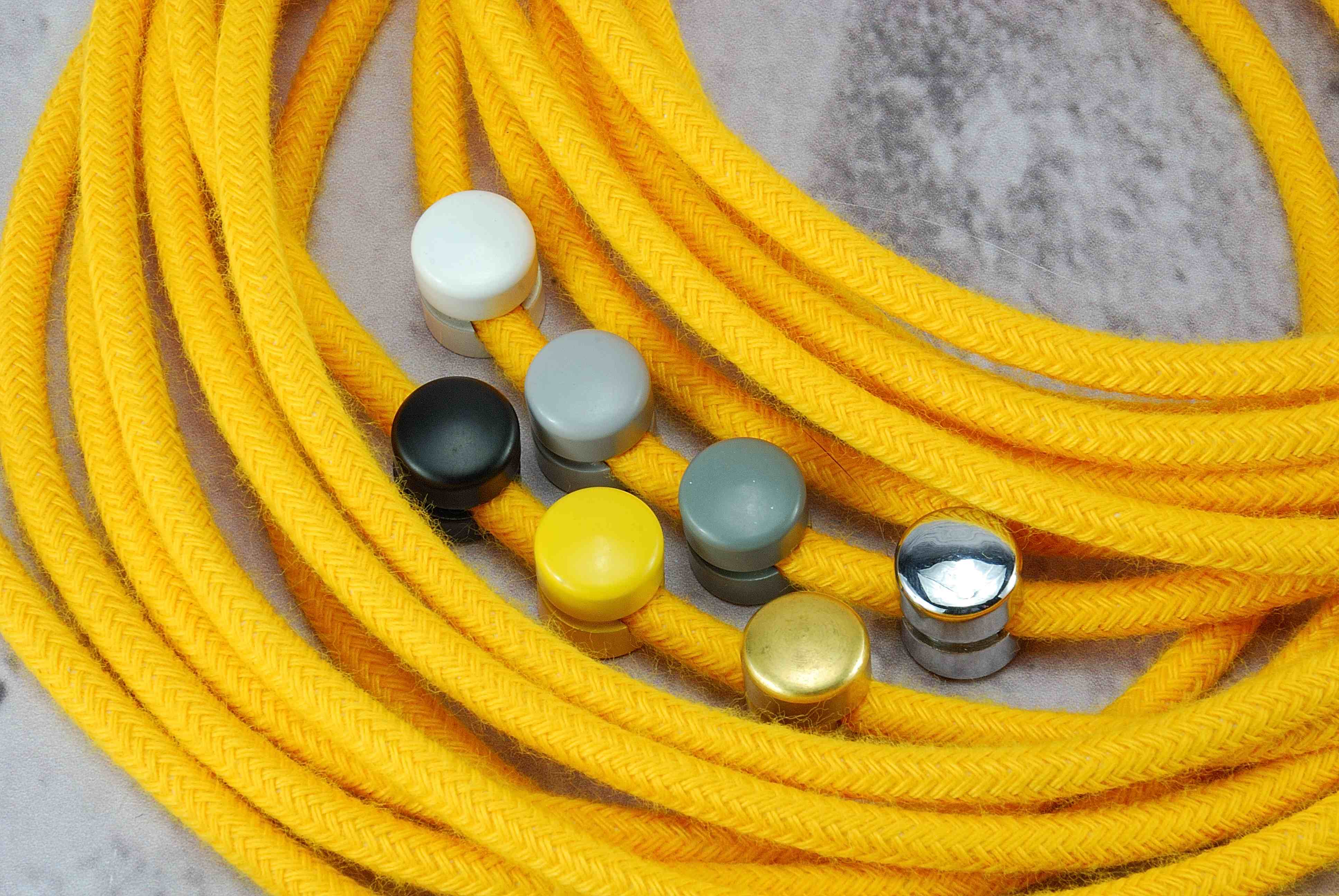 żółty kabel w bawełnianym oplocie